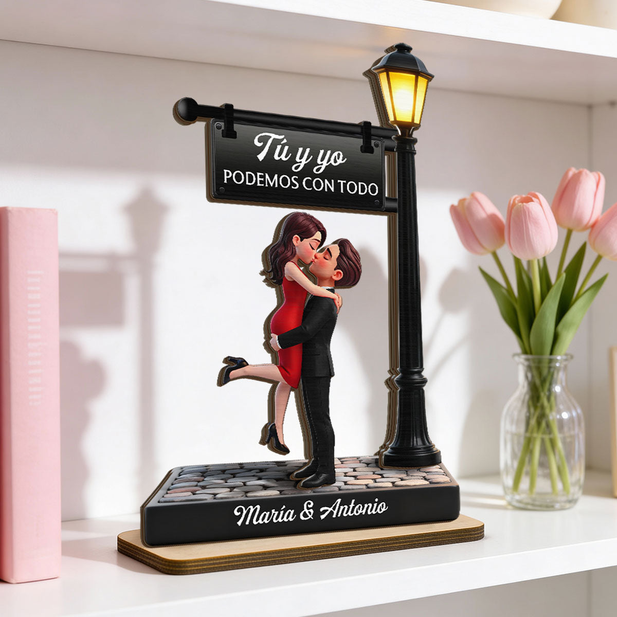 Romantic Spanish Couple Hugging Kissing Under Street Lamp Post - Personalized 2-Layered Wooden Plaque - Heartfelt Gift For Couple