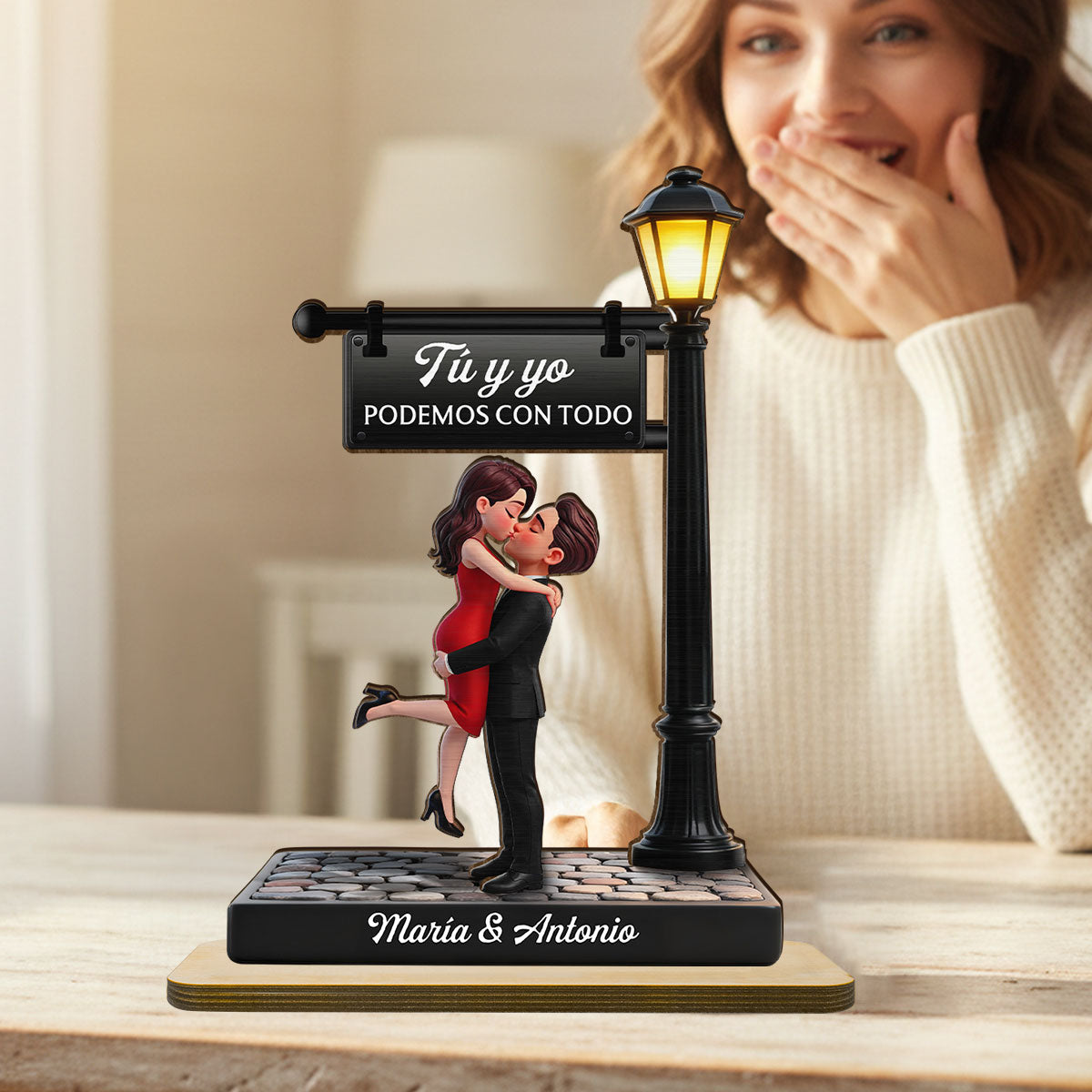 Romantic Spanish Couple Hugging Kissing Under Street Lamp Post - Personalized 2-Layered Wooden Plaque - Heartfelt Gift For Couple
