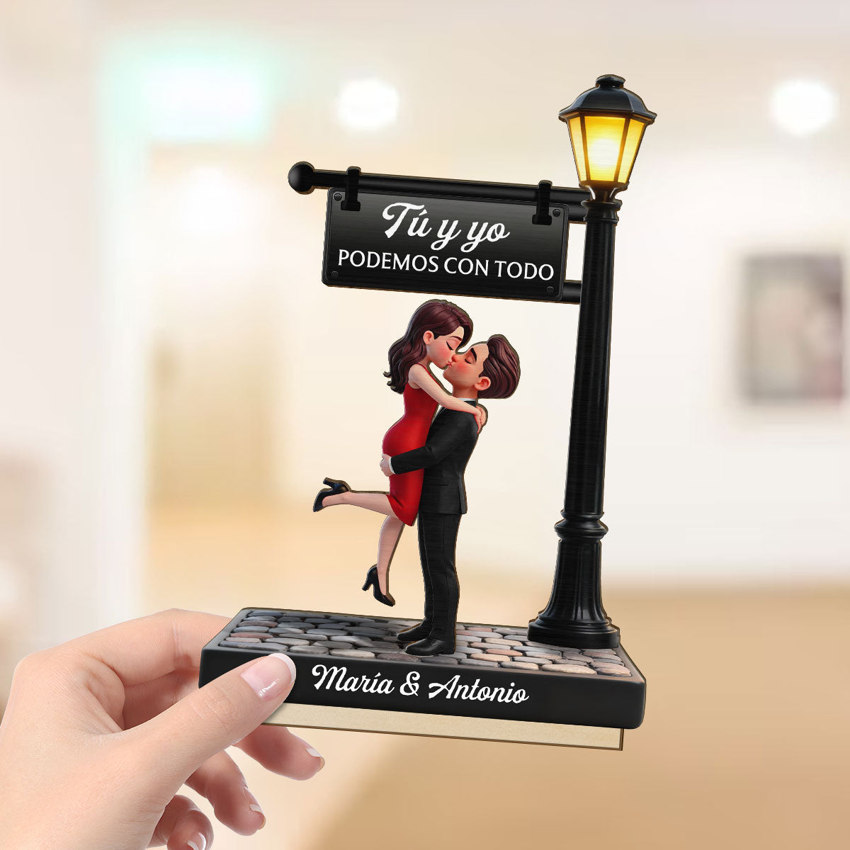 Romantic Spanish Couple Hugging Kissing Under Street Lamp Post - Personalized 2-Layered Wooden Plaque - Heartfelt Gift For Couple