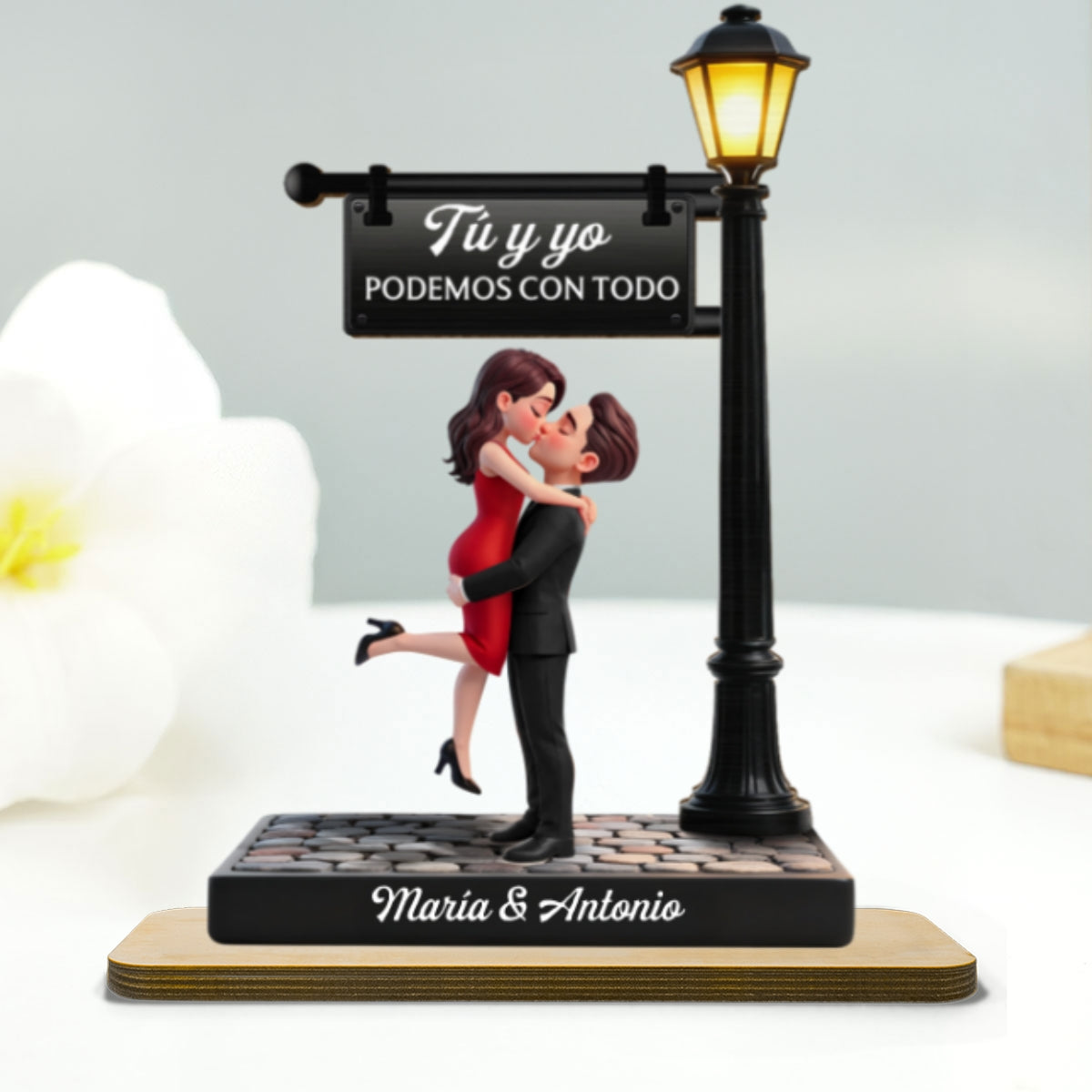 Romantic Spanish Couple Hugging Kissing Under Street Lamp Post - Personalized 2-Layered Wooden Plaque - Heartfelt Gift For Couple