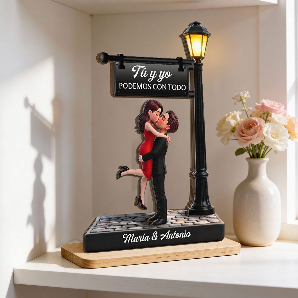 Romantic Spanish Couple Hugging Kissing Under Street Lamp Post - Personalized 2-Layered Wooden Plaque - Heartfelt Gift For Couple