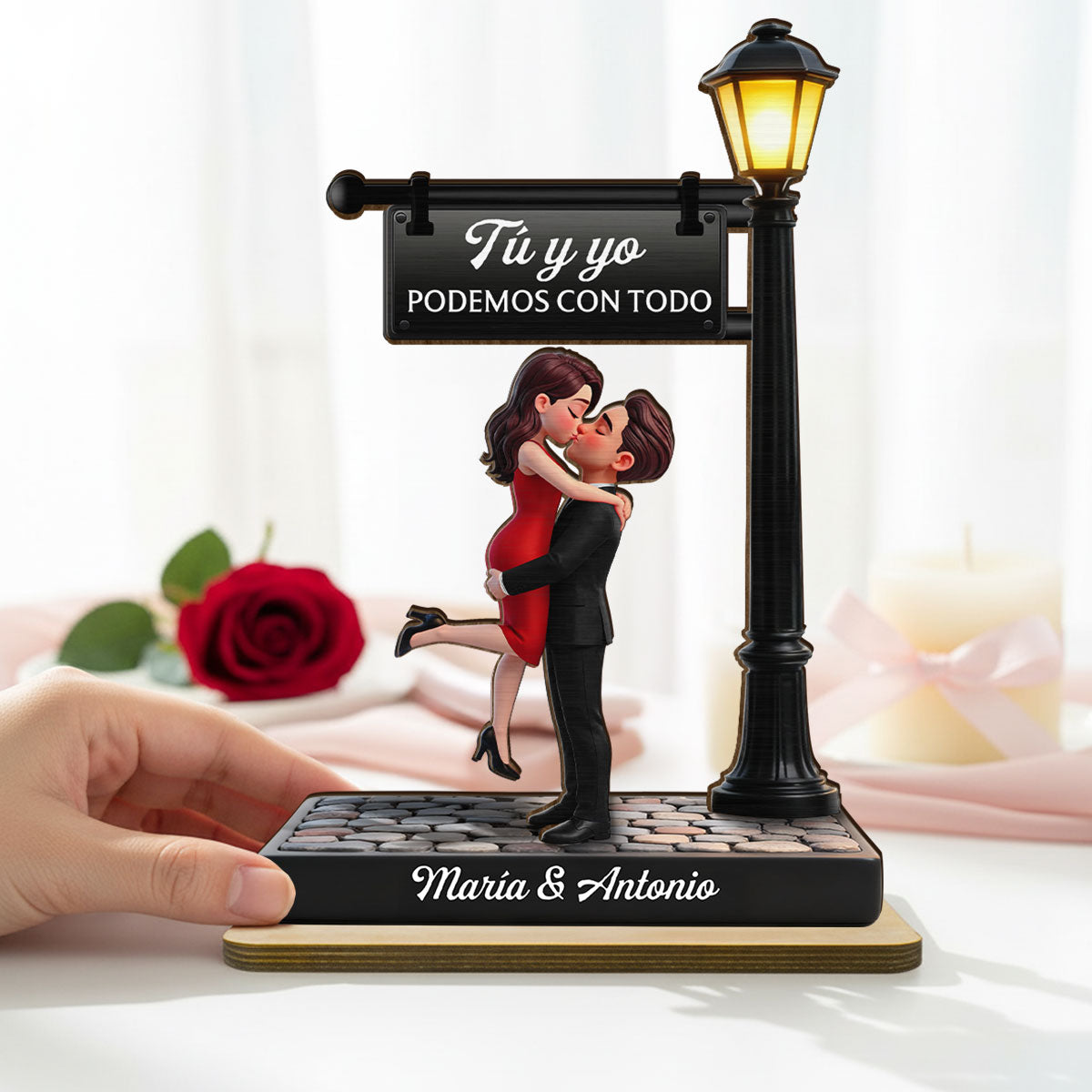 Romantic Spanish Couple Hugging Kissing Under Street Lamp Post - Personalized 2-Layered Wooden Plaque - Heartfelt Gift For Couple